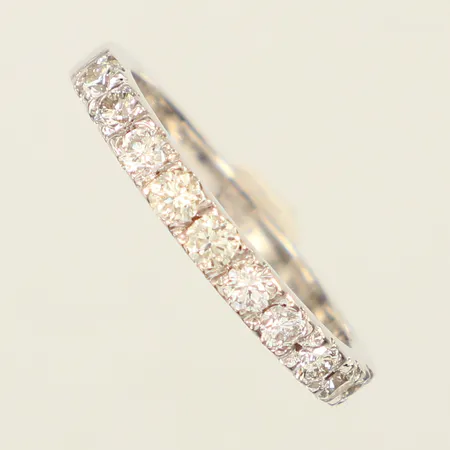 Ring med diamanter ca 10 x 0,06-0,07ct, stl 18¾, bredd ca 3mm, vitguld, 18K Vikt: 3,8 g