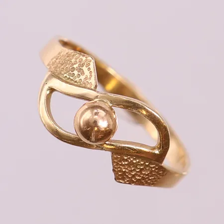 Ring med dekor, stl: 16¾, bredd 2-8,5mm, skev, ostämplad 14K.  Vikt: 1,6 g