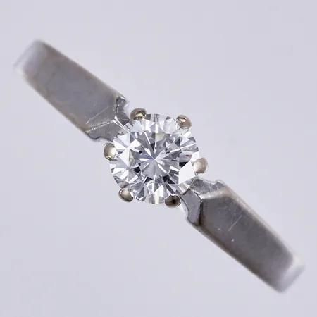 Ring med diamant ca 1x0,45ct TW(G)/VS, stl: ca 17, bredd: ca 1,5-6mm, vitguld, 18K  Vikt: 2,5 g