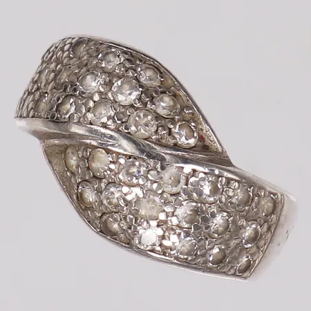 Ring, vita stenar, Guldfynd, stl 16¾, bredd 4,3-11,4mm, skev, 925/1000 silver Vikt: 4,7 g