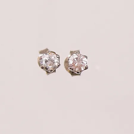 Ett par örhängen, 4mm, vita stenar, 925/1000 Silver 0,8g.