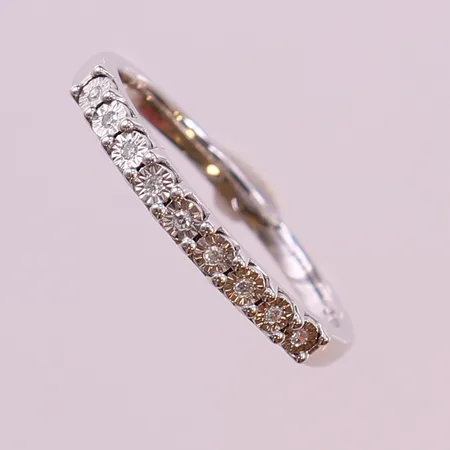 Ring med 8/8-slipade diamanter ca 9x0,005ct, stl 18, bredd 1,5-2,5mm, GHA. 18K Vikt: 2,7 g