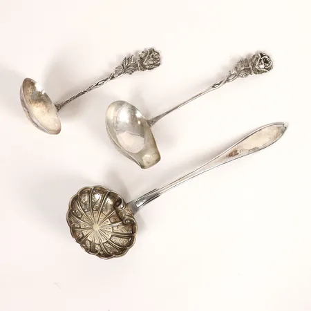 Två såsslevar och ströare, längd 13-21,5cm, svenska stämplar, bruksslitage, silver.  Vikt: 123,8 g