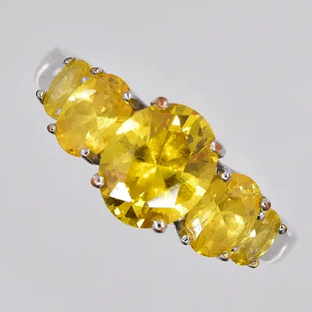 Ring med gula stenar, stl 21½, 925/1000 silver Vikt: 5,2 g