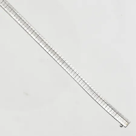 Collier, halvstel modell, längd 40 cm, bredd 6 mm, 835/1000 silver. Vikt: 24,5 g