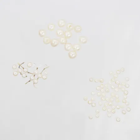 Diverse odlade pärlor, Ø3-5mm, samt tre vita stenar.  Vikt: 0 g