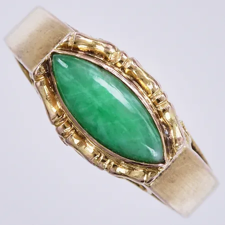 Ring, troligtvis jade, stl: 17, bredd: ca 3-8mm, 14K Vikt: 3,7 g
