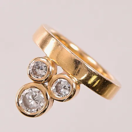 Ring, briljantslipade diamanter ca 1x ca 0,65ct, 1x ca 0,35ct, 1x ca 0,20ct, Ø18¼, bredd:4-17mm, liten skada på fattning vid minsta diamanten, kvalitet ca TW-W/VS, 18K 13,3g.