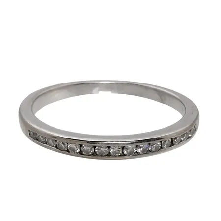 Diamantring, 18K vitguld, Diamanter 16 x 0,01ct, Guldfynd (GHA), Ø18,0 mm, bredd 2 mm Vikt: 2,8 g