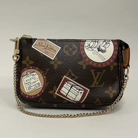 Väska Louis Vuitton Mini Monogram Patch Pochette, FL4008, monogramcanvas tryckt med reseklistermärken, guldfärgad beslag/kedja, märkt Louis Vuitton Paris made in France, längd 15cm, höjd 10cm, bredd ca 3cm, smärre bruksslitage, inga tillbehör  
