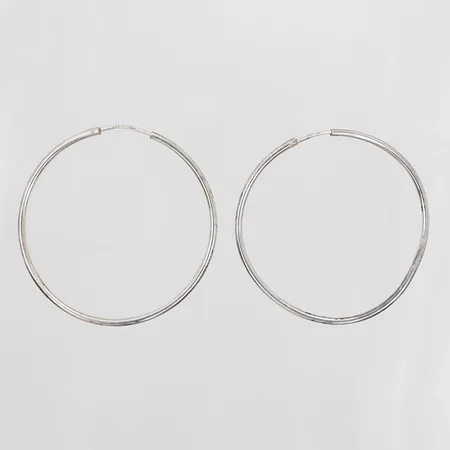 Ett par örringar, Ø50mm, bredd 1,5mm, slitage, bucklor, silver. Vikt: 4,5 g