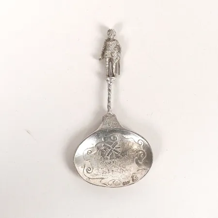 Sked, med svenska importstämplar, rik dekor i relief, längd 8,5cm, slitage, silver. Vikt: 19,4 g