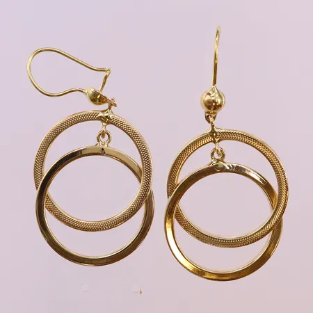 Ett par örhängen med mönsterdekor, ca 55x25mm. 18K  Vikt: 6,5 g