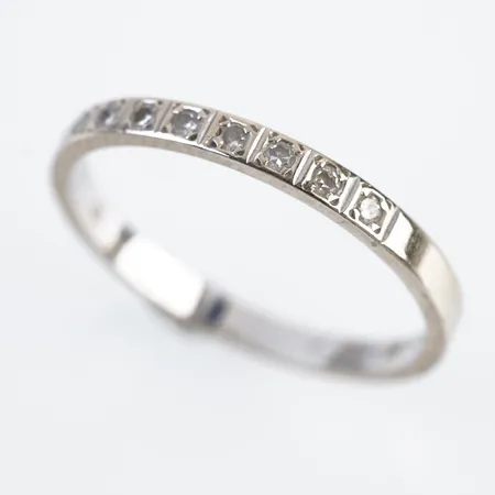 Ring m diamanter, vitguld, stl 18(56), bredd 2mm, 18k, gravyr Vikt: 1,9 g