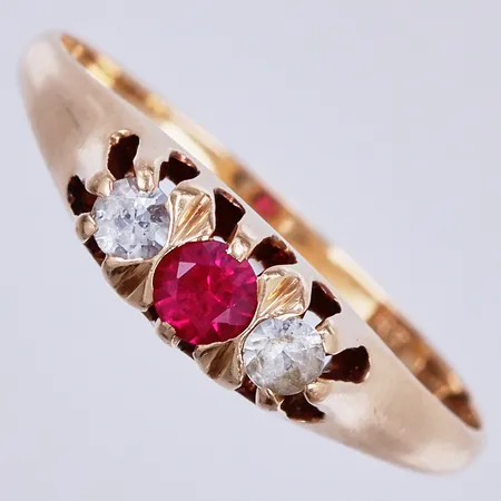 Ring med stenar stl17½, bredd ca 2-4mm, Guldvaruaktiebolaget G. Dahlgren & Co Ab 1955, 18K Vikt: 2,5 g