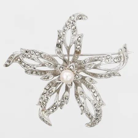 Brosch med odlad pärla och markasiter, ca Ø45mm, 830/1000 silver. Vikt: 12,1 g