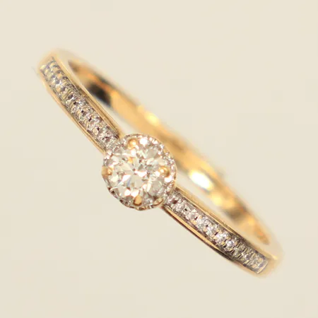 Ring med diamanter 1x ca 0,16ct, 34x ca 0,005ct, stl 17, bredd 1,5-4,5mm, GHA, 18K  Vikt: 2,2 g