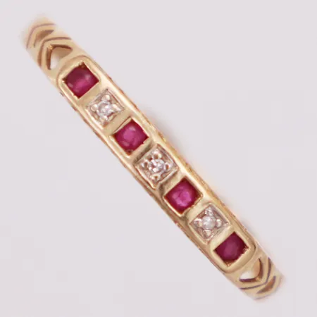 Ring, syntetiska rubiner, diamanter 3 x ca0,005ct, stl 19¾, skev, 18K  Vikt: 1,4 g