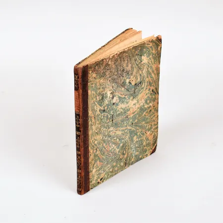 Bok, Apothekares, Badares och Chirurgers Förmoner och Skyldigheter, utgiven av Jacob Albrecht Flintberg, Stockholm, 1786, halvfransk band med guldprägling, invändigt exlibris samt senare skrift, åldersbetingat slitage, ej fullständigt genomgången.