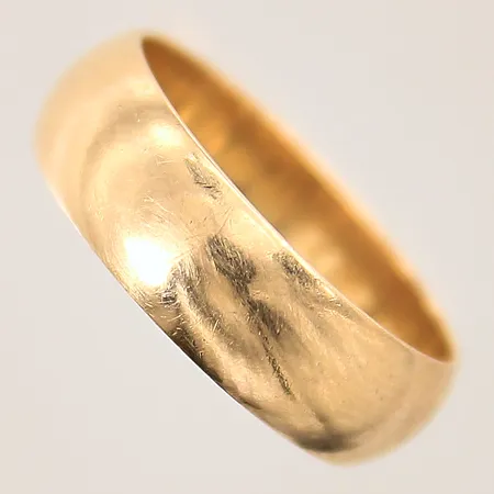 Ring, slät, stl 17¾, bredd 6mm, gravyr, 18K Vikt: 5,6 g