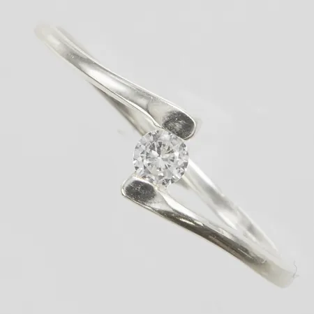 Ring med vit sten, stl 18, bredd 1,5-6mm, 925/1000 silver Vikt: 0,9 g