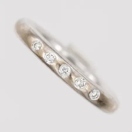 Ring med diamanter 5 x ca 0,03ct, stl: 17¾, bredd: 4,5mm, bruksslitage, 18K vitguld.  Vikt: 9,1 g