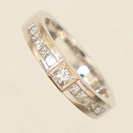 Ring prinsessslipade diamanter 1 x ca 0,06ct, 10 x ca 0,025ct, stl 15¾, bredd 3,7mm, vitguld, repig, GHA, 18K  Vikt: 3,7 g