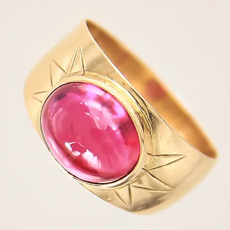 Ring med syntetisk rubin, stl 16¼, bredd 4-10mm, sten sitter löst, bucklig skena, 18K  Vikt: 2,9 g