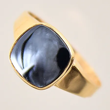 Ring med hematit, stl 18¾, bredd 2,5-11mm, något repig skena, 18K  Vikt: 3,2 g