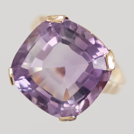 Ring med lila sten, stl 19¼, bredd 2,1-16,2mm, smärre nagg, 18K,  Vikt: 7,2 g