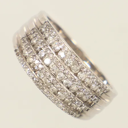 Ring diamanter ca 35 x 0,01ct + 80x ca 0,005ct, stl 18¼, bredd ca 4-9,4mm, vitguld, GHA, 18K  Vikt: 6,6 g