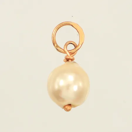 Hänge med odlad pärla Ø6,3mm, längd 14,7mm inklusive ögla, skadad pärla, 18K  Vikt: 0,5 g