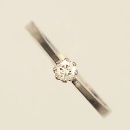 Ring med diamant 0,13ct enligt gravyr, stl 17½, bredd 1,8-3,9mm, Stockholm år 1966, vitguld, 18K  Vikt: 2,3 g