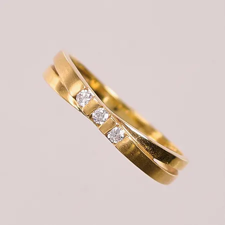 Ring, diamanter 3x ca 0,02ct, Ø17¼, bredd:4mm, 18K 2,5g.