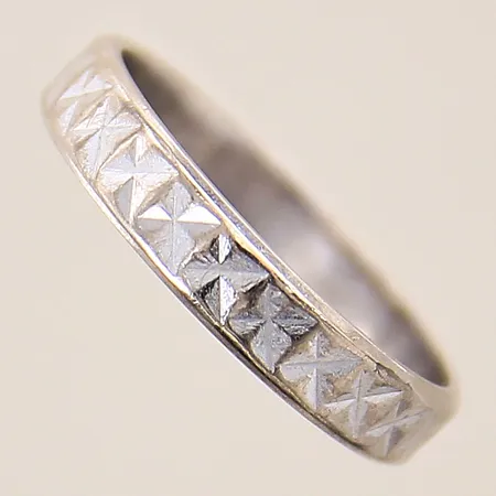 Ring med dekor, stl 17¾, bredd 4mm, vitguld, 18K  Vikt: 3,7 g