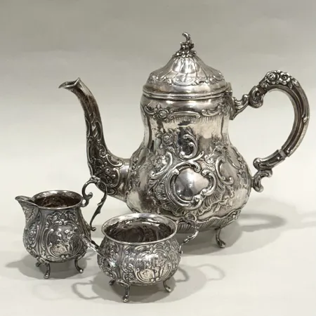 Kaffekanna med fyllt handtag, höjd ca 19cm, Sockerskål, höjd ca 5cm, Gräddsnipa, höjd ca 8cm, silver 830/1000 Vikt: 732,7 g