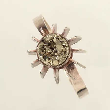 Stelt armband med pyrit, ca Ø55mm, innermått 16,5cm, bredd 7,5-34mm, skevt, 925/1000 silver Vikt: 59,9 g