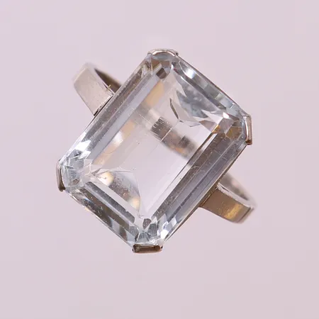 Ring med bergkristall, stl: 16¼, 14,2x10,6mm, vitguld 18K.  Vikt: 5,4 g
