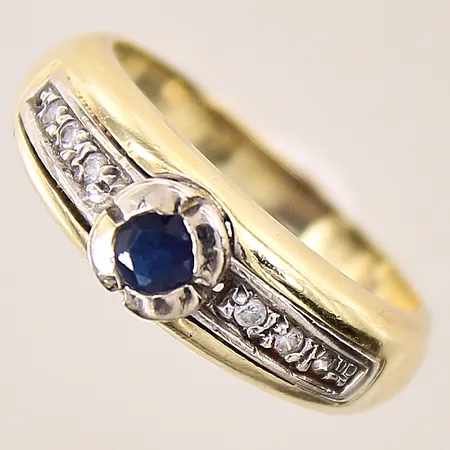 Ring med blå samt vita stenar, stl 18½, bredd 3-7mm, skev, 14K Vikt: 4,9 g