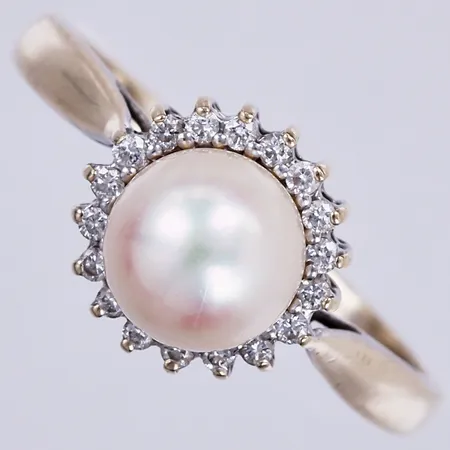 Ring med odlad pärla, & diamanter ca 20x0,005ct, stl: 18, Ø 7mm, bucklig skena, 14K Vikt: 2,4 g