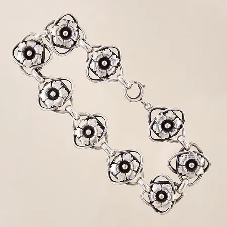 Armband med blomdekor, längd 20,5cm, bredd 18mm, silver 830/1000 Vikt: 21,4 g