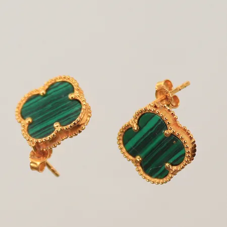 Ett par örhängen med gröna stenar, 14x14mm, 21K, bruttovikt 3,7g Vikt: 3,7 g