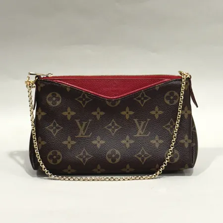 Väska Louis Vuitton Pallas Clutch MNG Cerise, M41638, läder, beslag i gulmetall, datumkod: CA0128, kvitto 2018 från Birger Jarlsgatan, dustbag, ytterkartong, påse, gulmetall med repor samt färgbortfall, fläckar