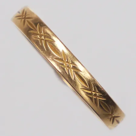Ring, mönstrad, stl 18¼, bredd 3mm, ograverad, 18K  Vikt: 2,3 g
