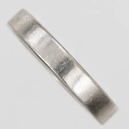 Ring, slät, stl: 17, bredd: 4mm, gravyr, bruksslitage, Platina 950/1000. Vikt: 7,5 g