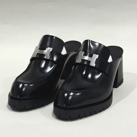 Skor, Hermès, Flore 60 Mule, kalvskinn, med detaljer i palladium-plätering, storlek 36½, sula delvis i läder/gummi, klack i läder, dustbag, kvitto från Harrods 2024, nyskick