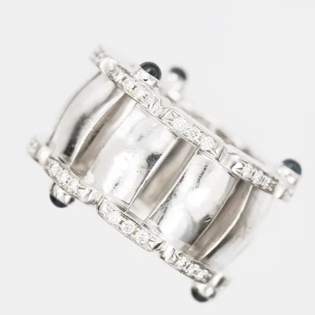 Ring, Patek Philippe, Twenty-4, med diamanter ca 0,54ctv och cabochonslipade safirer, stl 16½, något naggad/repig, 18K vitguld Vikt: 19,7 g