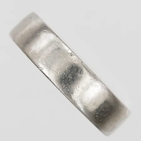 Ring, slät, stl: 20½, bredd: 6mm, gravyr, bruksslitage, Platina 950/1000.  Vikt: 16,8 g