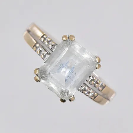 Ring med ljusblå sten och diamanter 12x ca 0,005ct, stl 19¼, GHA, vitguld, behov av omrodiering, 18K Vikt: 5 g