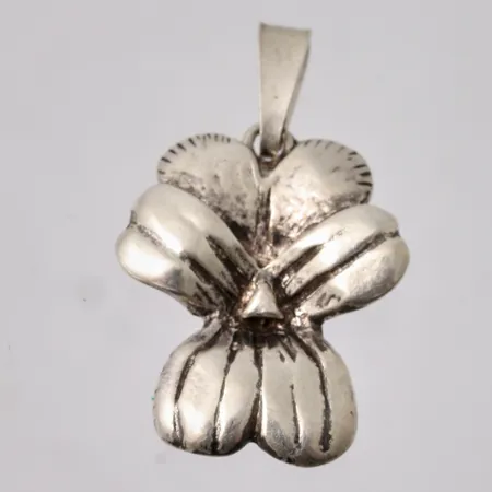 Hänge i silver, Styvmorsviol, mått 6,4x17,4mm, 925/1000, vikt 1,69g.